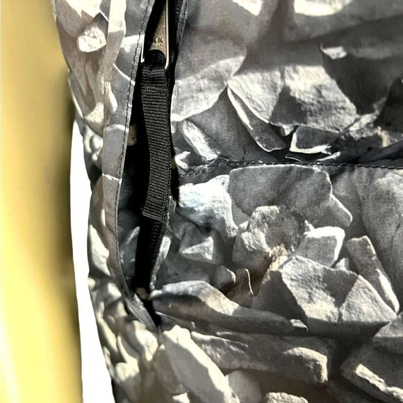 North Face Men's Med Goosed Down Reversible Vest in Black & Shades of Gray Rocks - Picture 11 of 11